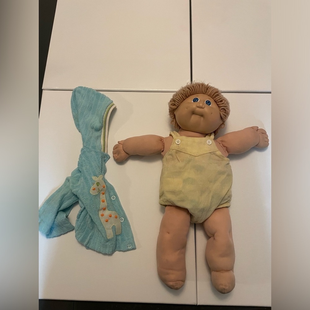 VTG 1986 Cabbage Patch Doll with Blue Outfit and Accessories collectors - Picture 3 of 4